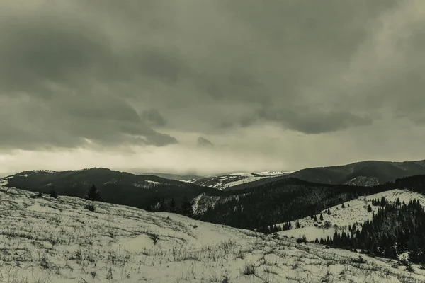 Bir dağ sırasının kış manzarası