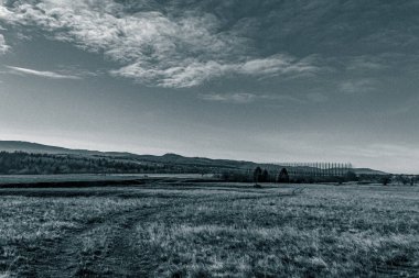 Kırsal kesimde siyah beyaz manzara