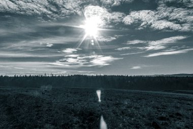 Gölün üzerinde güzel bir gün batımı. seyahat, doğa