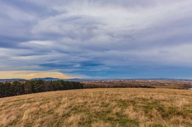 İlkbaharda dağın zirvesinden manzara