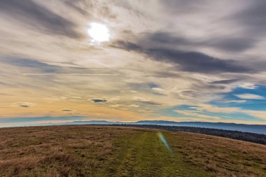 Dağlarda güzel bir gün batımı