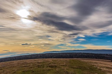 Bulutlar ve gökyüzüyle dağdaki güzel kış manzarası