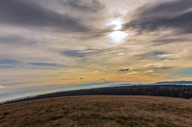 Karla kaplı güzel kış manzarası - dağlarla kaplı