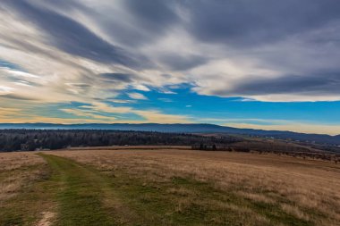 Karpat dağlarındaki dağların güzel manzarası.