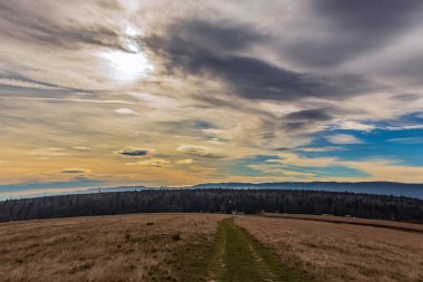 Bulutlu güzel sonbahar manzarası