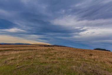 Avustralya 'da bir tarlada bulutların üzerinde gökyüzü