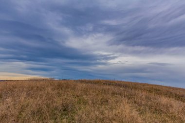 Sonbahar manzarası, güzel doğa, bulutlu gökyüzü, sarı tarla, sonbahar, çimen, çimen ve ağaçlar, doğa, sonbahar renkleri