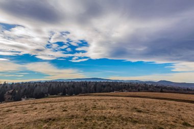 Kışın güzel bir dağ manzarası