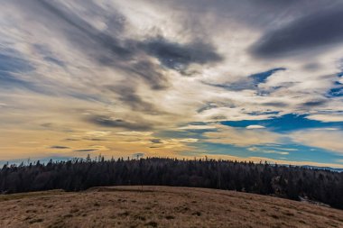 Günbatımı Karpat dağ