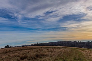 Dağlarda güzel bir gün batımı