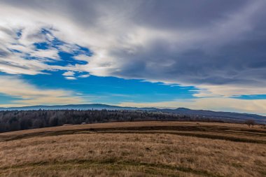 Nehir ve mavi gökyüzü olan güzel bir manzara.