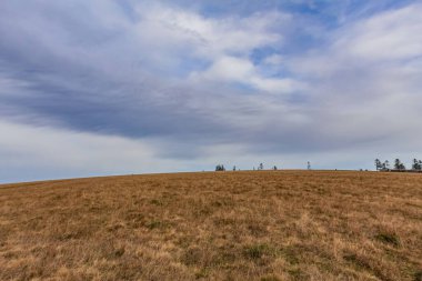 Dağlarda dağları olan güzel bir manzara.
