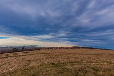 Karla kaplı ağaçlarla kaplı güzel kış manzarası