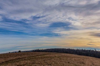 Dağlarda güzel bir gün batımı