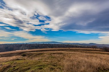 Bulutlu mavi gökyüzü ile güzel bir dağ manzarası
