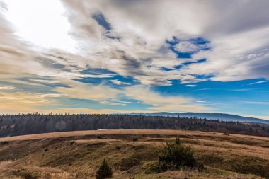Bulutlu gökyüzü arka plan şaşırtıcı doğa manzaralı