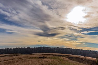 Bulutlu bir arkaplanı olan güzel bir saha görüntüsü.