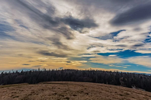 Günbatımı Karpat dağ