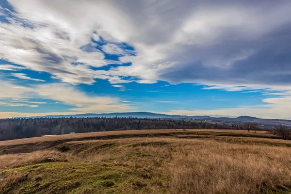 Bulutlu mavi gökyüzü ile güzel bir dağ manzarası