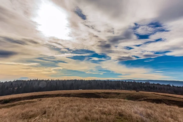 Bulutlu bir günde güzel bir dağ manzarası.