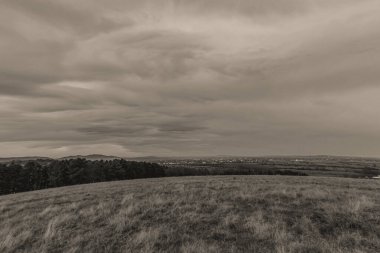 Bulutlu ve gökyüzü manzaralı. siyah ve beyaz.