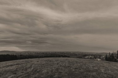 Bulutlu gökyüzü ile güzel bir manzara