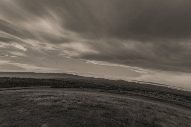 Manzaranın siyah beyaz fotoğrafı