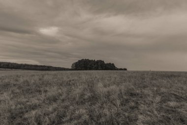 Ufuktaki kara bulutlar