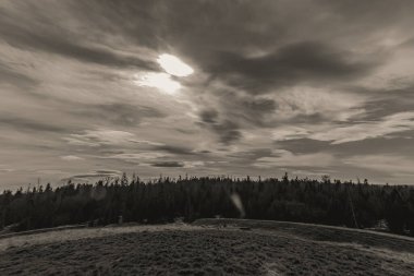 Güzel bir manzaranın siyah beyaz fotoğrafı