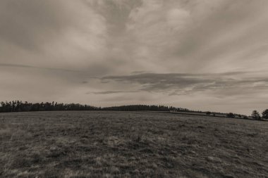 Kırsalda bulutlu bir gökyüzü olan arazi manzarası