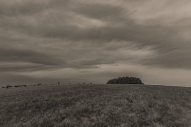 Gökyüzündeki kara bulutlar