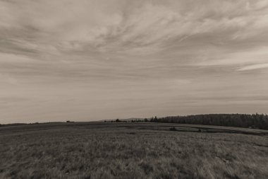 Arkaplanda siyah ve beyaz bulutlar