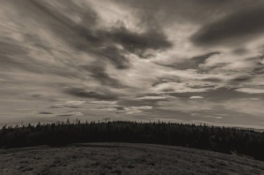 Sonbaharda gökyüzünde kara bulutlar ve bulutlar