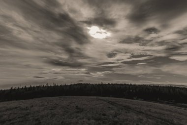 Karpat Dağları 'ndaki dağ manzarasının üzerinde güzel bir günbatımı