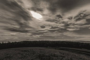 Dağ sırası olan güzel bir manzara.