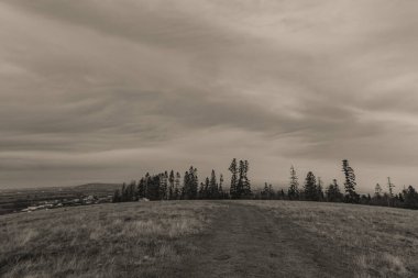 Bulutların üzerinde kara bulutlu bir gökyüzü