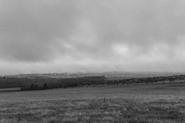 Bulutlu ve karanlık gökyüzü olan güzel bir manzara.