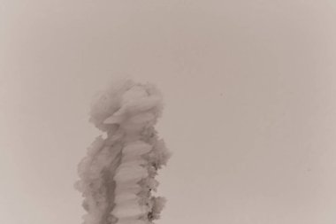 Beyaz arkaplanda sigara iç