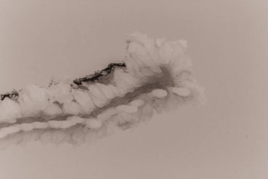 Beyaz arkaplanda sigara iç