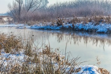 Sahildeki donmuş nehir