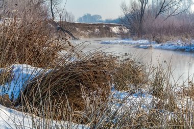 Kırsal kesimde kışın güzel bir nehir manzarası.