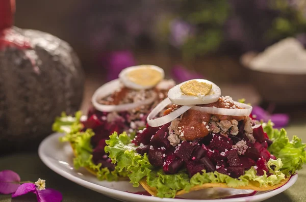 Lezzetli portakallı sürahi ve bir bardak portakal suyu..