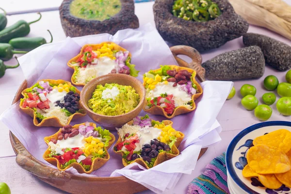 Lezzetli portakallı sürahi ve bir bardak portakal suyu..