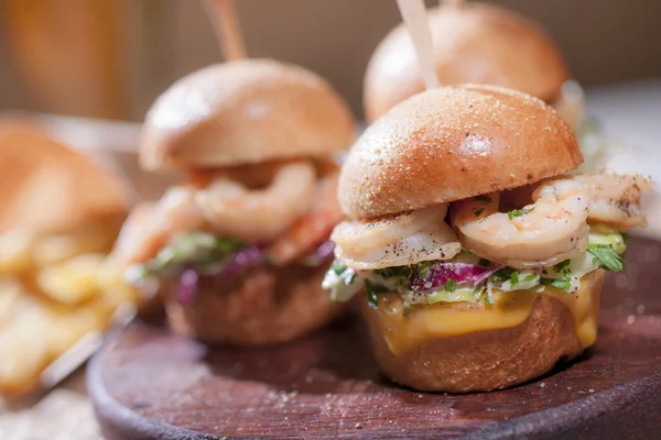 Lezzetli portakallı sürahi ve bir bardak portakal suyu..