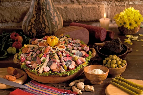 Fiambre, Guatemala 'nın geleneksel mutfağıdır. Mevsimlik sebze ve soğuk etle yapılır..