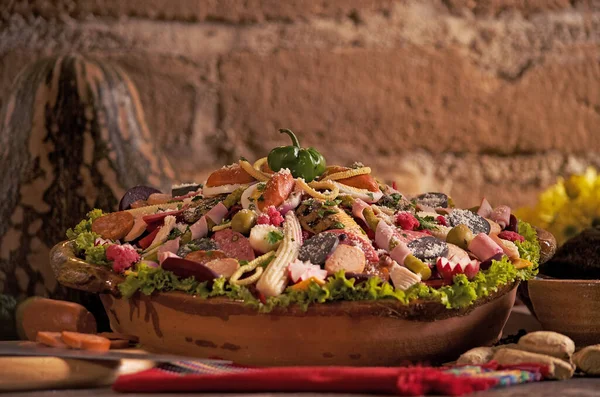 Fiambre, Guatemala 'nın geleneksel mutfağıdır. Mevsimlik sebze ve soğuk etle yapılır..