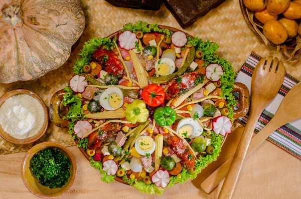 Fiambre, Guatemala 'nın geleneksel mutfağıdır. Mevsimlik sebze ve soğuk etle yapılır..