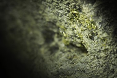 Su damlaları bir mağarada