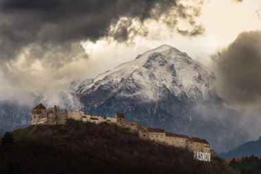 Pitoresk eski kale ve arka planda dağlar