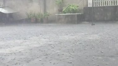 Yere usulca yağmur damlaları yağıyor.